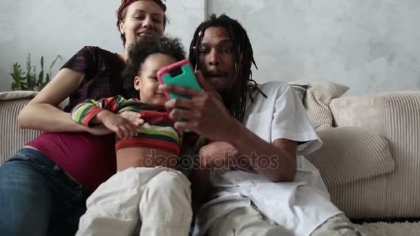 Веселая семья делает селфи со смартфоном — стоковое видео