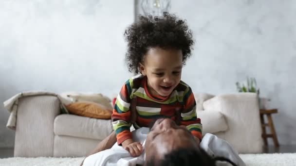 Afetuoso feliz pai beijando seu encaracolado doce filho — Vídeo de Stock