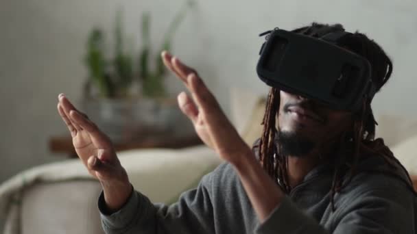 Man met virtual reality headset spelen van videospellen — Stockvideo