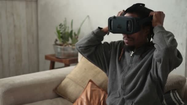 Primer plano hombre poniendo en realidad virtual gafas 3d — Vídeos de Stock