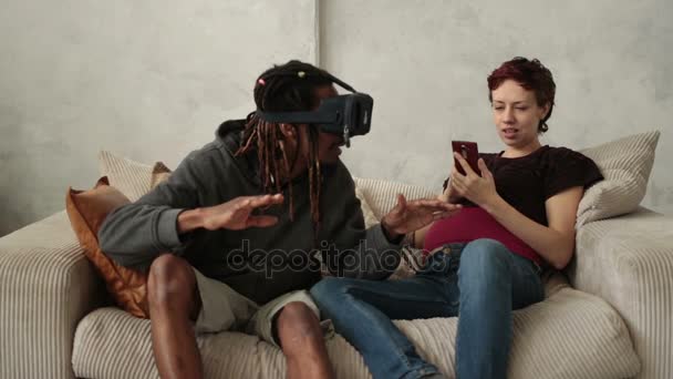 新しいテクノロジーを使用して多民族のカップル — ストック動画