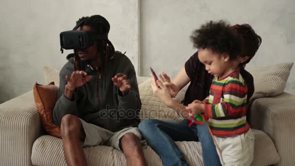 Interracial rodina tráví společně čas doma — Stock video