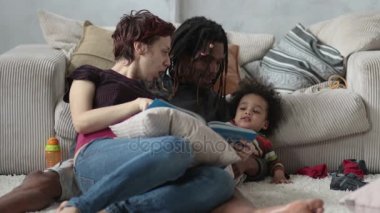 Birlikte hikaye okuma katta oturan aile