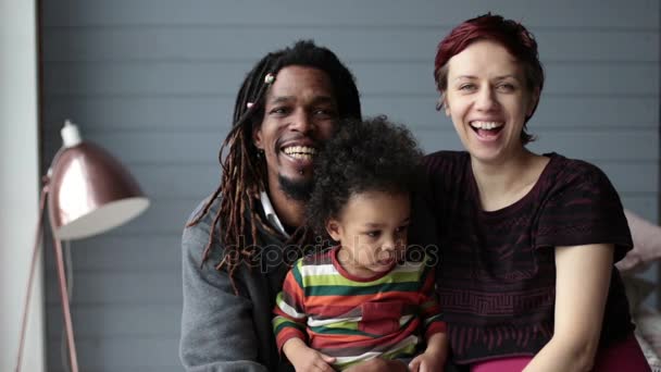 Retrato de familia feliz y diversa con hijo en casa — Vídeo de stock