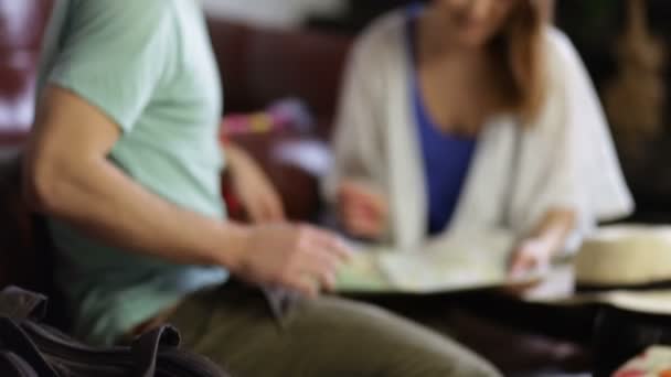 Pareja emocionada eligiendo el lugar para viajar usando el mapa — Vídeos de Stock