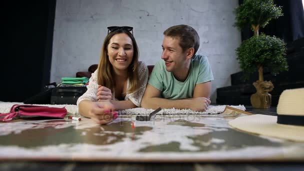 Casal Hipster colocando pinos no mapa de viagem zero — Vídeo de Stock