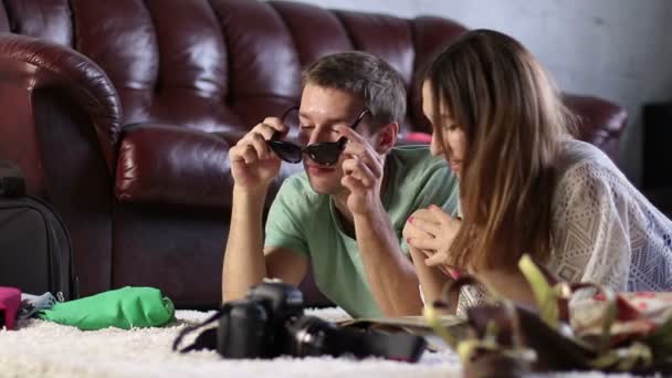 Pareja muy alegre preparándose para las vacaciones juntos — Vídeos de Stock