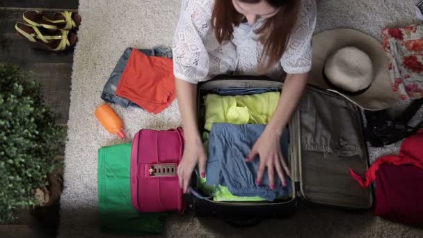 Γυναικεία χέρια συσκευασίας ρούχα σε τσάντα ταξιδίου — Αρχείο Βίντεο