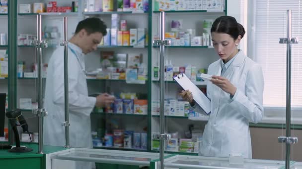 Stock de comptage chimiste avec collègue en pharmacie — Video