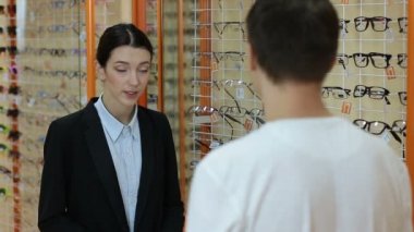 Gözlükçü yardımcı müşteri gözlük seçmek için