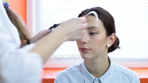 Aranyos nő próba frame objektív meghatározására — Stock videók
