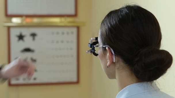 Optik lékař zkoumá zrak pacienta — Stock video