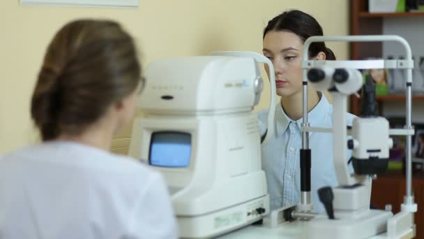 Medição da pressão intraocular da mulher na clínica — Vídeo de Stock