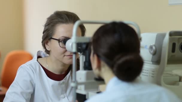 Opticien met tonometer behandeling van patiënten ogen — Stockvideo