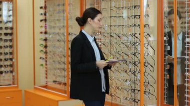 Vitrin mağazasında gözlüklü kontrol gözlükçü