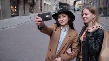 Genç pozitif kadın selfie smartphone ile yapma