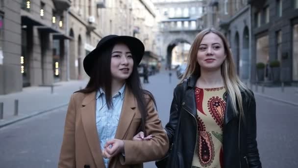 Multiethnique copines shopping dans les magasins de la ville — Video