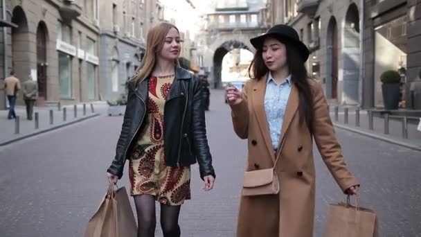 Дві багатоетнічні подружки купують разом — стокове відео