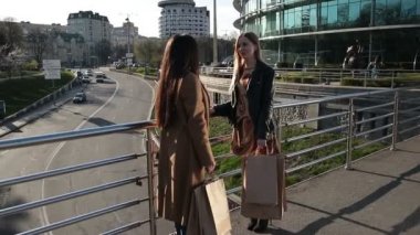 Çekici kız köprü üzerinde iletişim