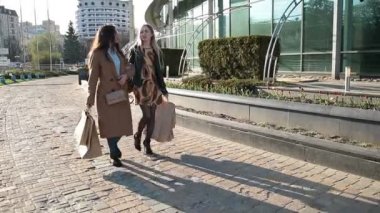 Birlikte sokakta yürürken iki müşteri kadın