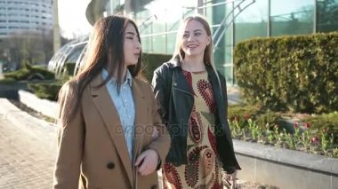 Güzel kızlar alışveriş sonra paketleri ile