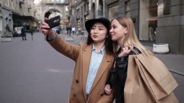 Gelukkig vrouwen selfie te nemen na het winkelen op telefoon — Stockvideo