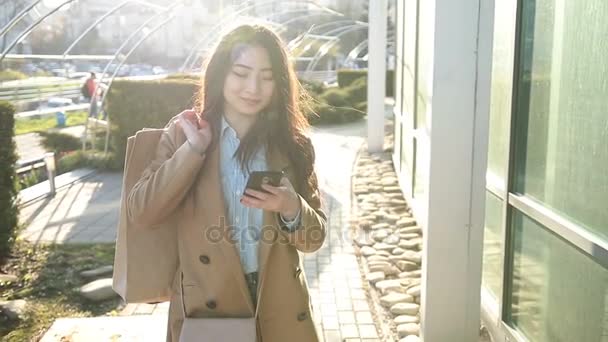 Elegantes asiatisches Mädchen surft mit Smartphone im Netz — Stockvideo