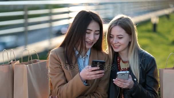 Друзі-евфорики дивляться відео на смартфон — стокове відео