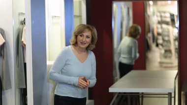 Heyecanlı bayan elbise uygun Oda deposunda seçme