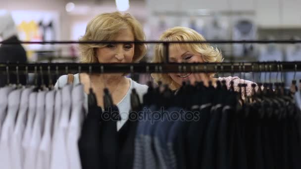 Belle donne anziane shopping vestiti alla moda — Video Stock