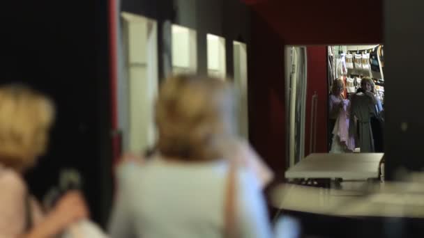 Щасливі шопоголіки жінки входять в туалетну кімнату — стокове відео