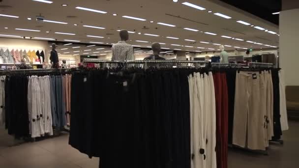 Interior da loja na moda com roupas diferentes — Vídeo de Stock