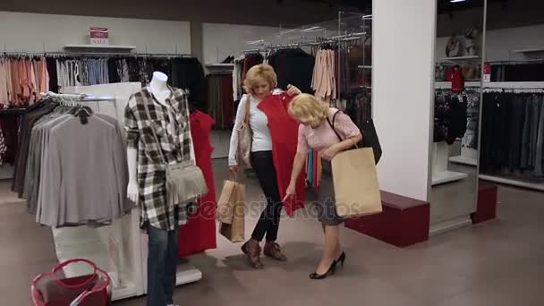 Neşeli yetişkin kadın çalışıyorduk zarif kırmızı elbise — Stok video