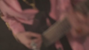 Sahne Alanı'nda elektro gitar çalmak rock müzisyeni