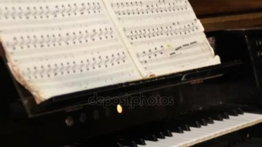 3 klavye ve boru organ oynarken org