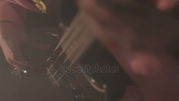 Handen van muzikant elektrische basgitaar spelen — Stockvideo