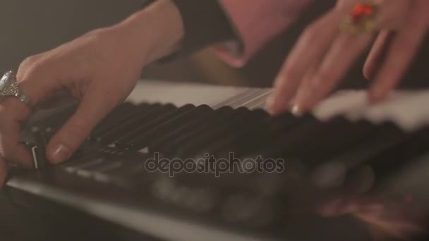 Mãos de músico tocando teclado no concerto — Vídeo de Stock