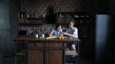 Romantik Çift mutfak kruvasan paylaşımı
