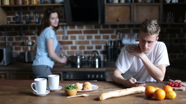 Hipster casal relaxante na cozinha de manhã — Vídeo de Stock