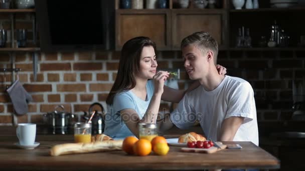 Aranyos pár reggelizik együtt otthon — Stock videók