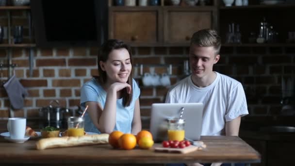 Ευτυχισμένο ζευγάρι μιλώντας πάνω από την κλήση βίντεο, χρησιμοποιώντας φορητό υπολογιστή — Αρχείο Βίντεο
