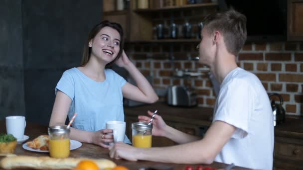 Älskande par att ha frukost i modernt kök — Stockvideo