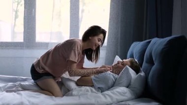 Çift ön sabah uyanma sonra yatakta sevişme