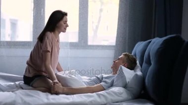 Şehvetli çift yatakta sabah sırasında aşık