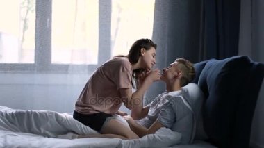 Romantik Çift rahatlatıcı sabah yatakta