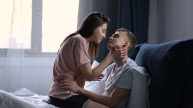 Sevgi dolu çift yatakta sevecen şehvetli Kiss