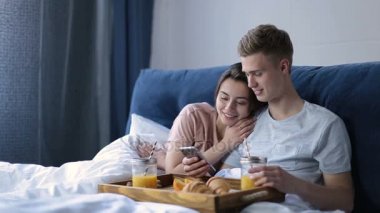 Çift yatakta romantik kahvaltı keyfi