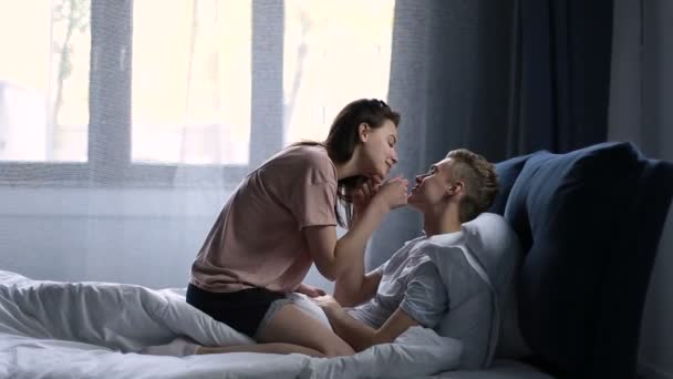 Романтическая пара отдыхает в постели по утрам — стоковое видео