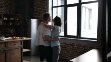 Mutfakta yavaş dans hareket tutkulu Çift