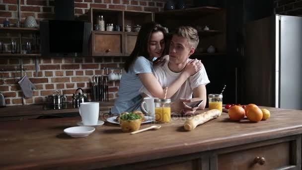 Happy couple in love embracing in the kitchen — Stock Video